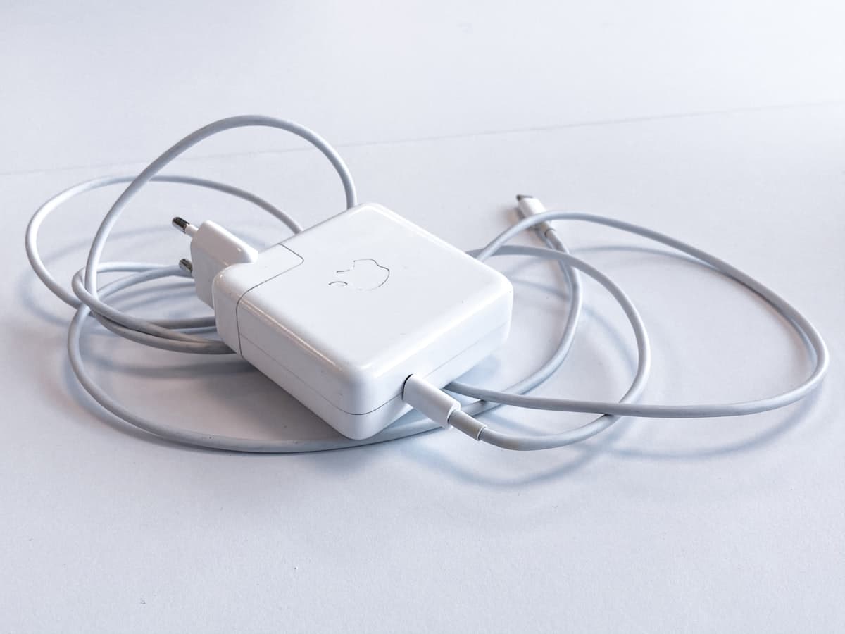 Chargeur et câble Apple sur fond blanc (photo d'illustration)