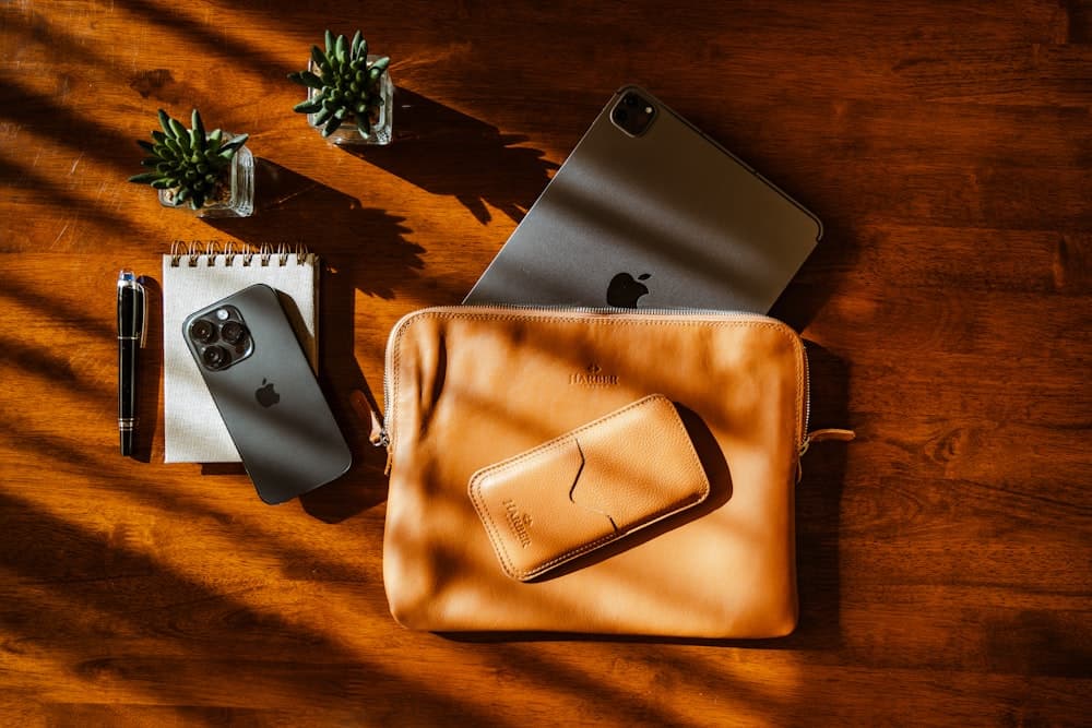 iPad Pro noir sidéral avec iPhone sur un bureau (photo d'illustration)