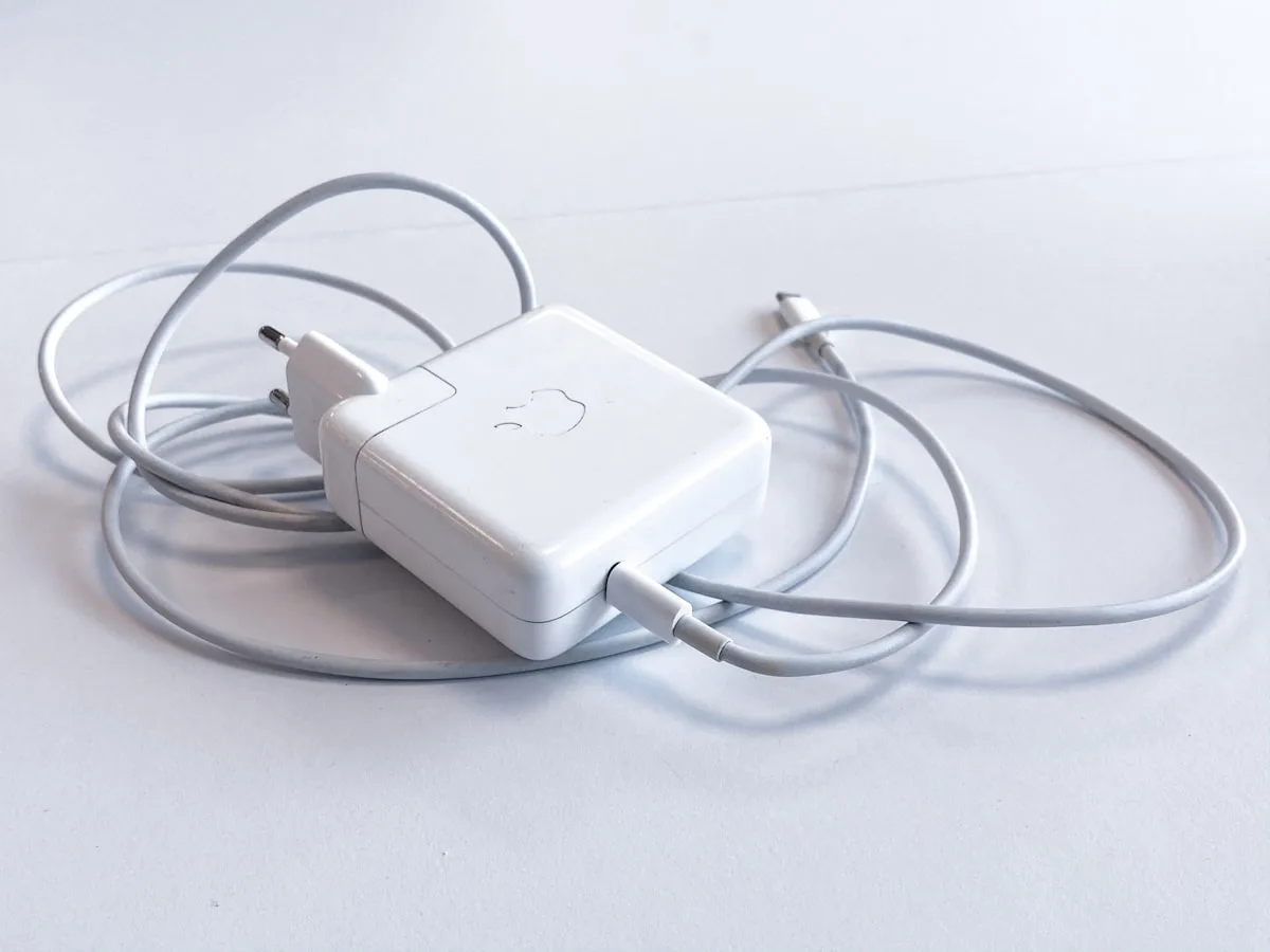 Chargeur et câble Apple sur fond blanc (photo d'illustration)