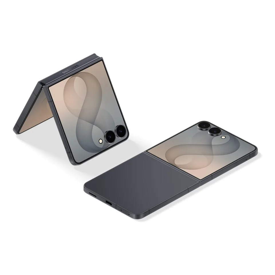 Galaxy Z Flip8 graphite, posé et à demi ouvert (visuel officiel Samsung)