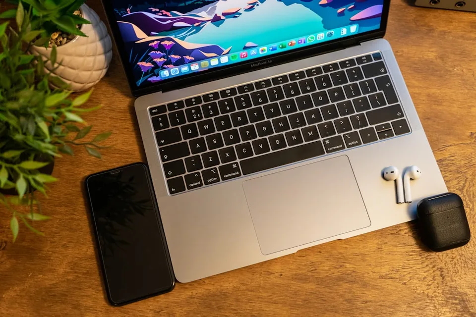 MacBook et iPhone sur un bureau (photo d'illustration)